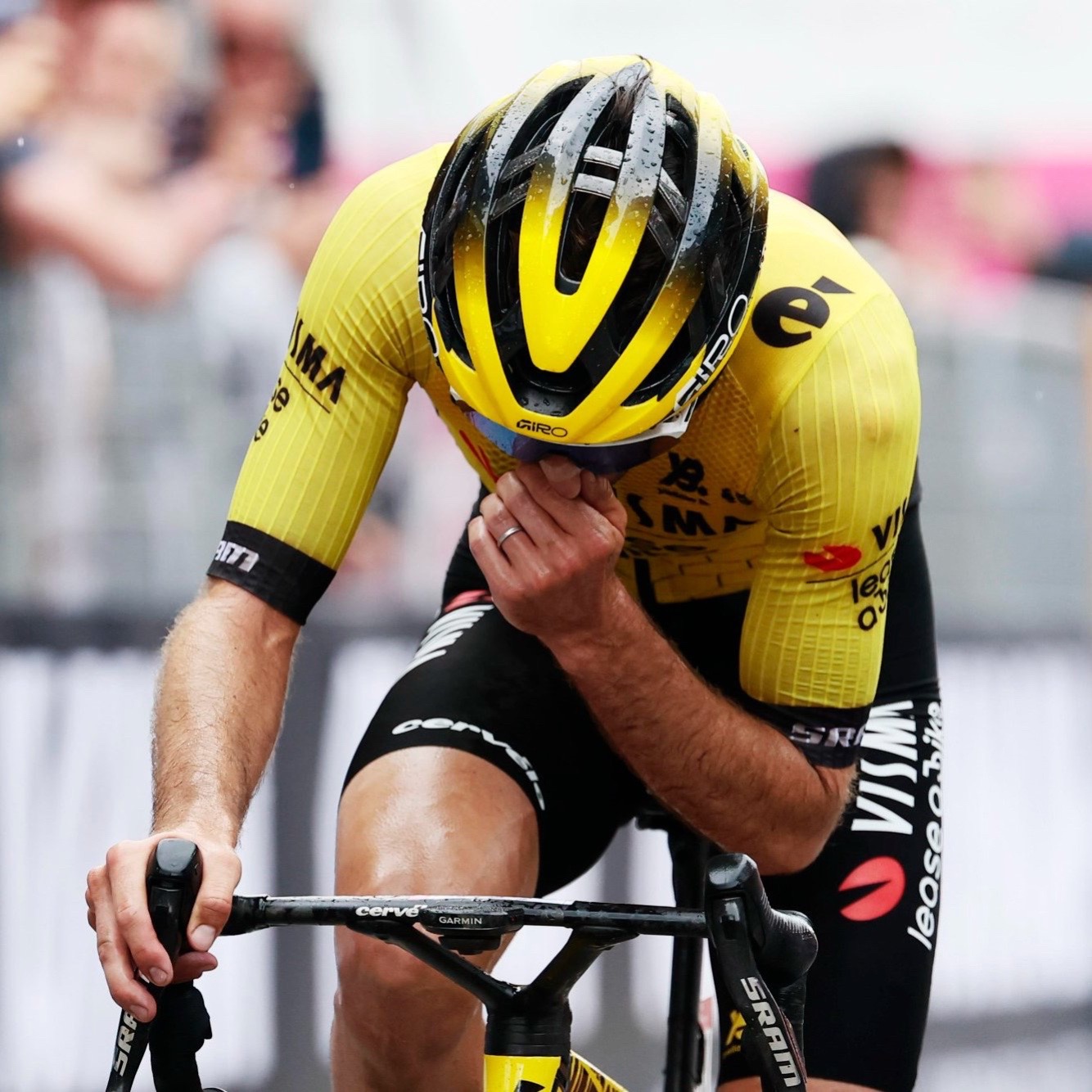 包含刚刚！布莱顿围绕亚冠绝杀压哨比利亚雷亚尔集结日再遭质疑，今晚里昂战术微调的词条